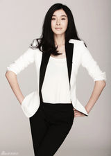 组图：陈丽娜全新写真飒爽英姿