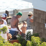 组图：贝克汉姆度假秀纹身 好好妈妈辣妹秀半球 