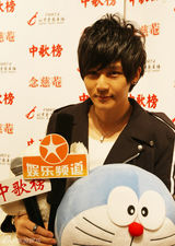 组图：张杰等快男“开战” 台上拼实力台下比人气