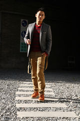 组图：王小毅春日写真演绎进取人生