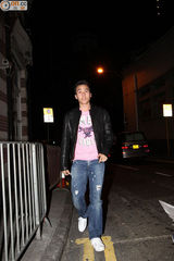 赌王儿子何猷启淫乱车震被撞见 神秘女踉跄而逃