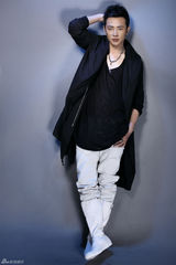 组图：罗晋最新写真 展露大男孩本色