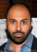 组图：菲丽希缇亮相晚宴 丹尼尔型男范十足