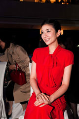 组图：黄奕优雅红裙现身 拒谈骂战将发EP