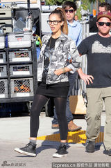 组图：阿尔芭片场头顶烈日 衣着休闲素颜出镜