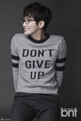 组图：朴施厚曝新年首批写真 休闲调皮抢眼球