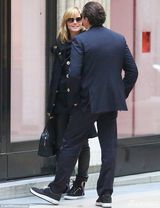 组图:40岁海蒂-克鲁姆搭27岁嫩草 牵手搭肩逛街