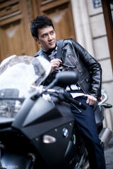 组图：冯绍峰巴黎街头写真 硬朗帅气展男人魅力