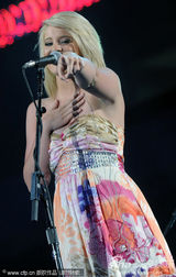 组图：美国乡村音乐电视奖彩排 凯利安德伍德领衔