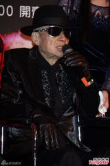 组图：高凌风拖病自卖演唱会 冷对演艺圈冷暖