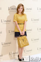 组图：张根硕少女时代等背靓包光鲜出席活动