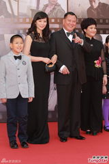 组图：万梓良携太太及亲友亮相金像奖红毯