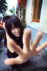 组图：李乔西全新造型曝光 小清新装扮秀美腿