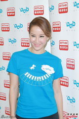 组图：李玟探访长者之家 称结婚两年仍如初恋