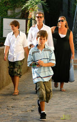 高清组图：布鲁斯南一家度假 被爱子包围显温馨