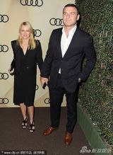 组图：娜奥米夫妇恩爱现身派对 Maggie Q造型酷