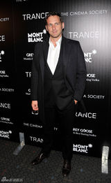 组图：《恍惚》首映 文森特黑衣帅气微笑迷人