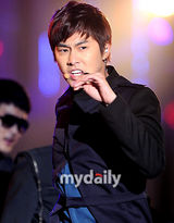 组图：东方神起少女时代等齐聚韩流演唱会