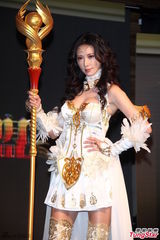 组图：林志玲cos光之女神 挥舞权杖性感曼妙