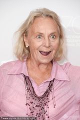 组图：《巴勒莫狂花》发布 洛尔瓦彻条纹装现身