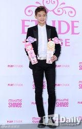 组图：SHINee帅气出席新香水发布会