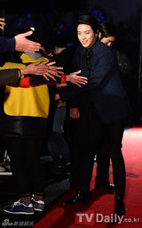 组图：韩星宋仲基获最优秀奖 刘仁娜长裙显高贵