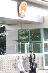 组图：李某某新律师张起淮现身 称迟到不受访