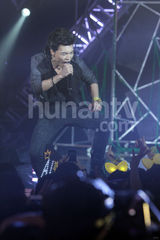 组图：快男复活赛上演 大热魏一宁裙装献唱落败