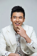 组图：王今铎白色西装大片展温暖笑容