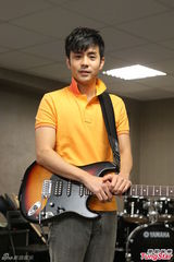 组图：刘子千将开演唱会 搞怪刷吉他