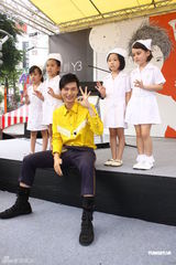 组图：严爵MV中谈恋爱 假戏真吻被漏拍