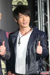 组图：任贤齐电影首映会 蓝心湄带伤站台力挺