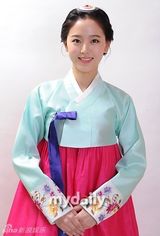 组图：姜韩娜T-ara前成员花英穿韩服拜年