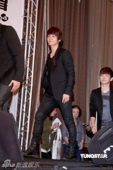 组图：SHINee抵台会粉丝 记者会破冰雕庆功