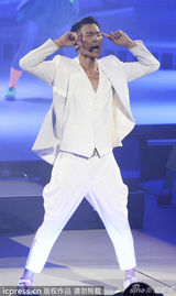 组图：刘德华广州开唱秀肌肉 与辣妹跳贴身热舞