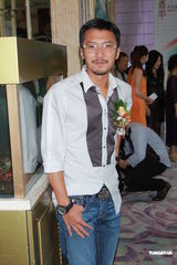 组图：谢霆锋出席活动大方任拍照 拒回应婚变问题 