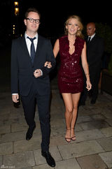 组图：布莱克-莱弗利酒红色亮片裙亮相