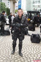 组图：新剧《飞虎II》开工 马德钟拍戏不忘耍帅