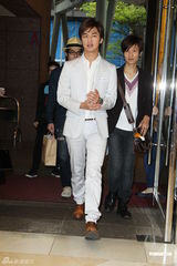 组图：陈柏霖白色西装亮相 自称比大仁哥有趣