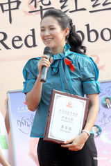 幻灯图：章子怡田亮不惧高温 与艾滋病童亲密不设防 