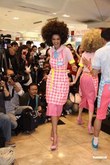 组图：林嘉绮霹雳娇妻装扮抢眼 与老公尚在蜜月期