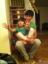 组图：张亮天天父子生活照温馨有爱