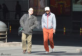 组图：王志文与友人回京 运动装亮相烟不离手