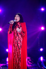 组图：歌手2邓紫棋白裙优雅 茜拉满文军补位