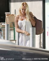 幻灯：艳星安德森浴巾裹身逛街 真空上阵不惧狗仔