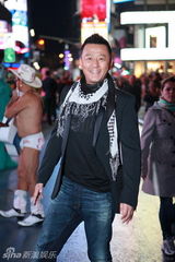 组图：“文艺帅大叔”郭涛纽约街拍熟男魅力