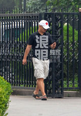 组图：王全安花足心思买华服为张雨绮庆生