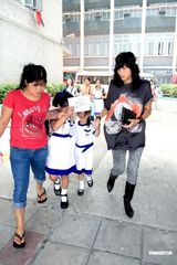 高清组图：陈奕迅夫妇与彭羚送爱女返校复课