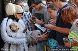 组图：Lady gaga皮草造型抱爱犬现身保加利亚