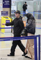 组图：林志玲手提裙摆现身上海 步履匆匆气质佳